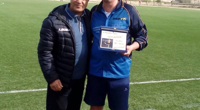 Il “VECCHIO” MISTER CARMELO CIPRIANO PREMIA UNO DEI SUOI TANTI ALLIEVI.