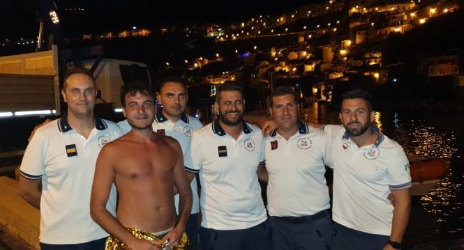 Addormentato sul materassino. “Si era nascosto dietro uno scoglio, non era in Sicilia”