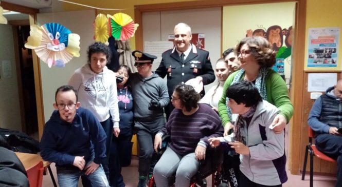 VISITE GRADITE – I CARABINERI DI BROLO ALLA “ROSA BLU” INCONTRANO I RAGAZZI DEL CENTRO