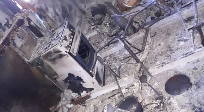 BROLO – INCENDIO DISTRUGGE UN PREFABBRICATO IN CONTRADA MERSA ALTA