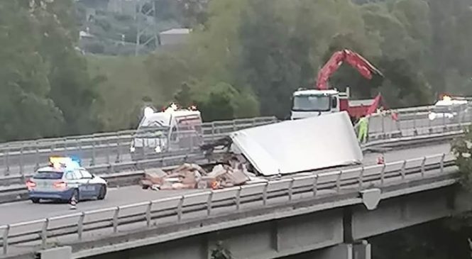 A/20 – camion sfonda il guardrail e vola giù dal viadotto. Grave il conducente