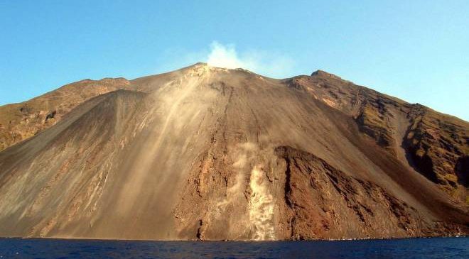 Vulcano, la Regione chiede a Roma “lo stato di emergenza di rilievo nazionale